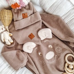 Hi Little One rampers dziecięcy MIŚ OverSize BOHO Caffe Latte roz L Pom Pom